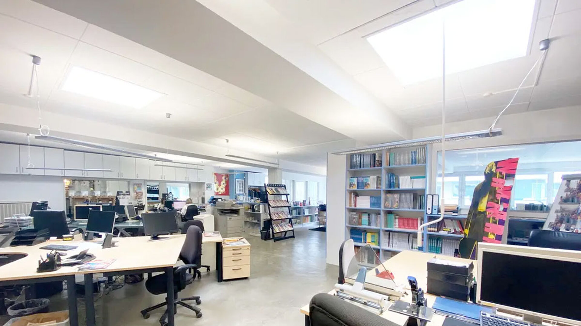Loftartiges Bürogebäude mit Untergeschoss, Lager und KFZ-Stellplätzen