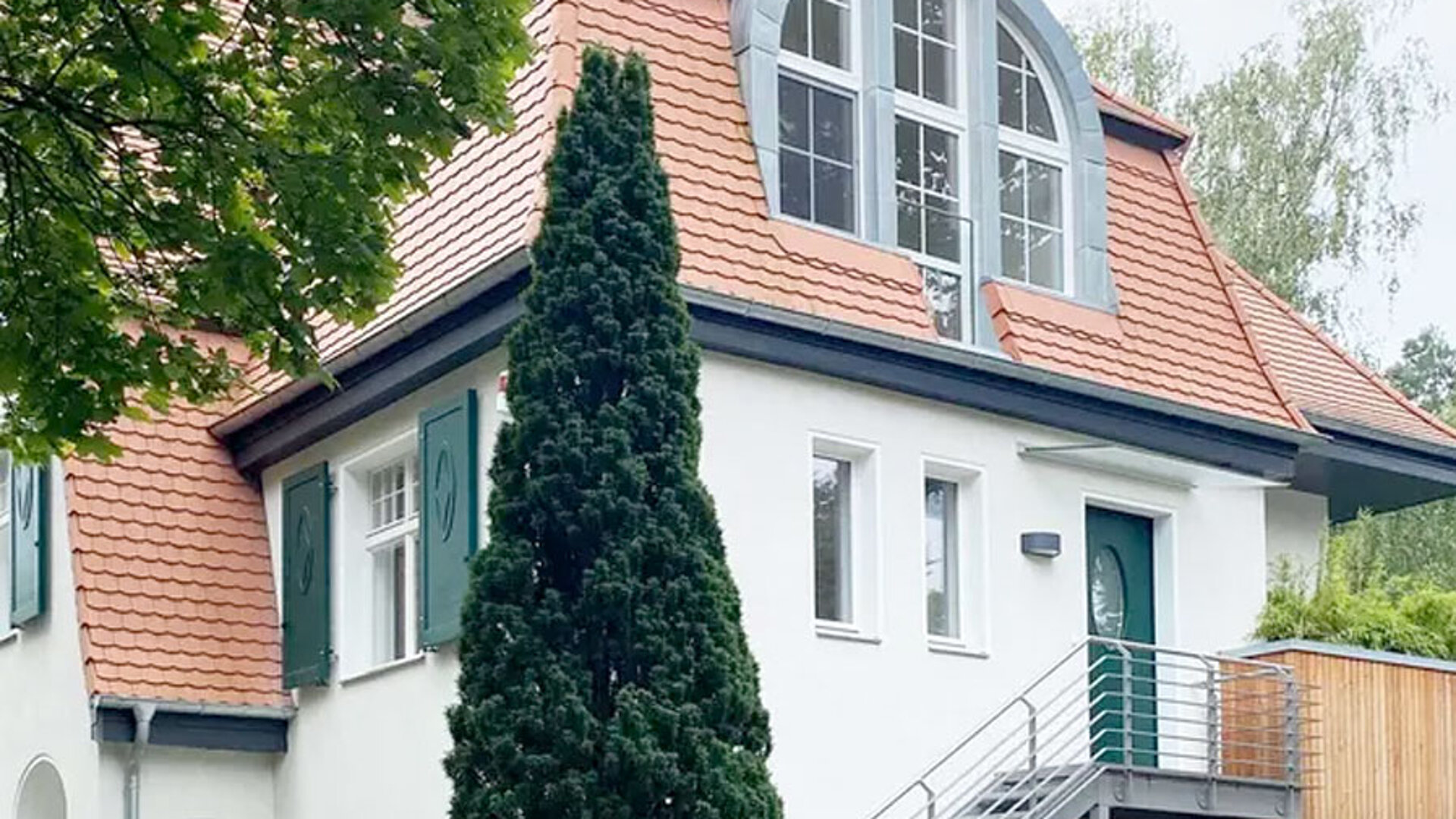 Mansardenwohnung in einem wunderschönen Villenanwesen